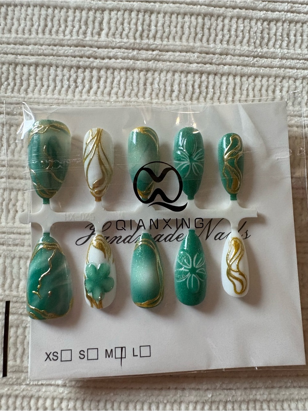 Green & White Gold-Accent Press-On Nail Set Size Medium